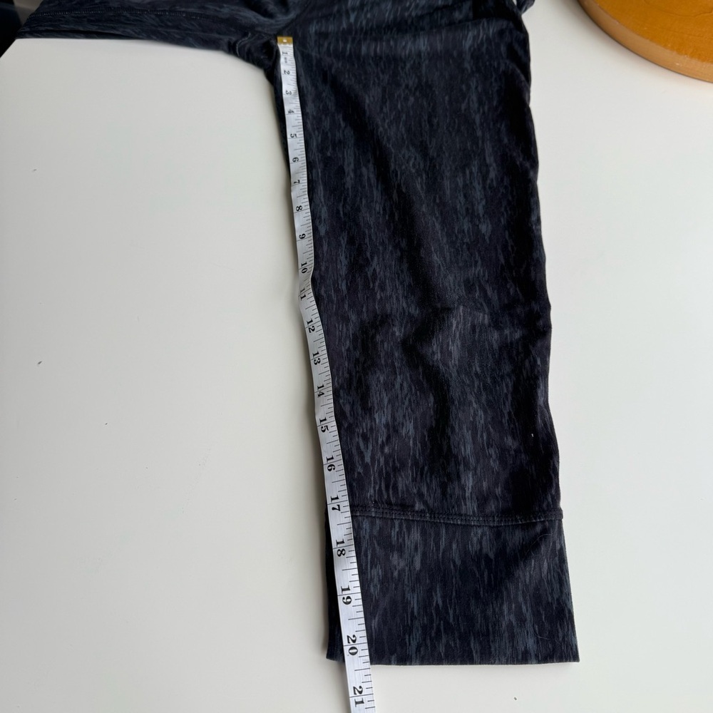 Athleta Reptile Relay Capri Leggings Size Medium - Picture 9 of 9